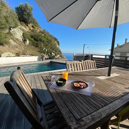 De Avec Piscine Au Bord De La Villa San-Martino-di-Lota