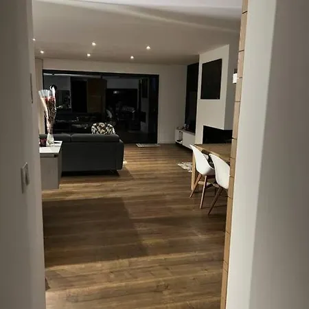 De Avec Piscine Au Bord De La Villa *
