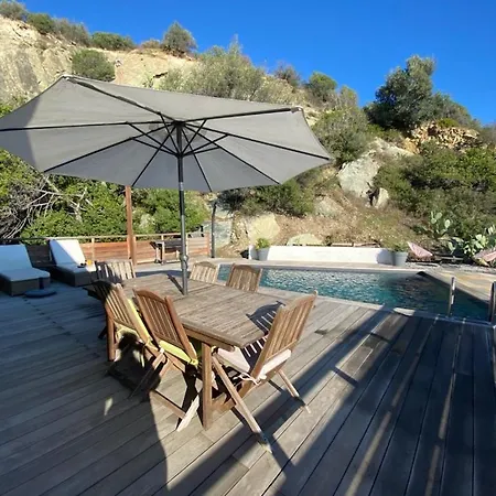 Villa De Avec Piscine Au Bord De La *